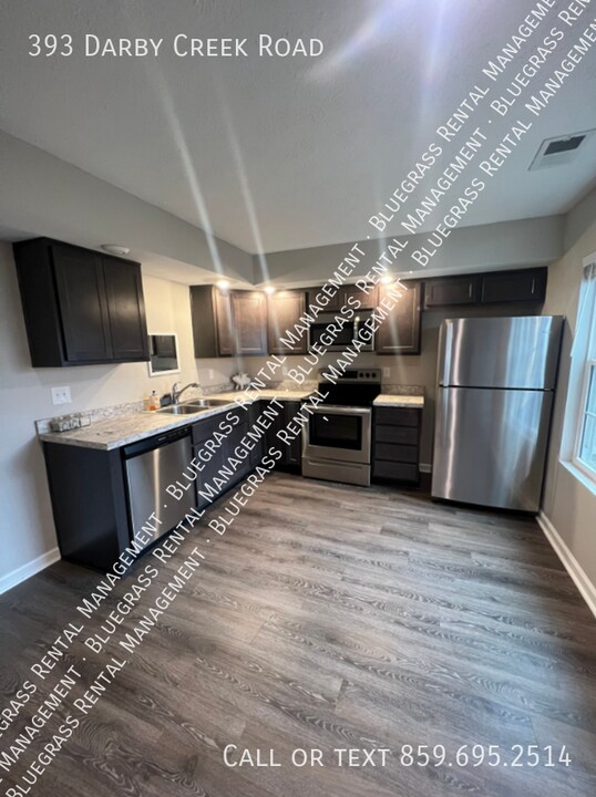 393 Darby Creek Rd in Lexington, KY - Building Photo