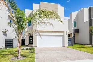 7525 Cresta Bella St in Laredo, TX - Building Photo