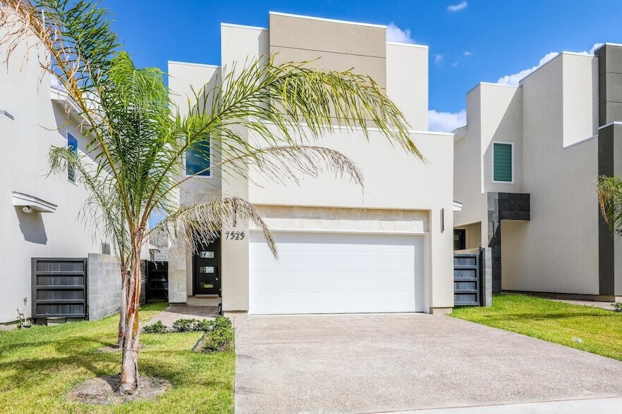 7525 Cresta Bella St in Laredo, TX - Building Photo