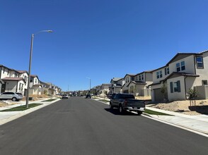 24392 Calle La Roca in Santa Clarita, CA - Foto de edificio - Building Photo