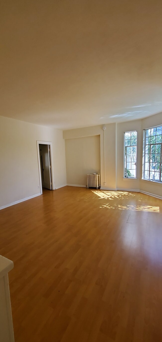 Wilshire Mediterranean Apartments in Los Angeles, CA - Building Photo - Building Photo