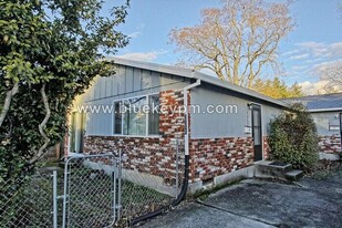 4622 SE 70th Ave in Portland, OR - Building Photo