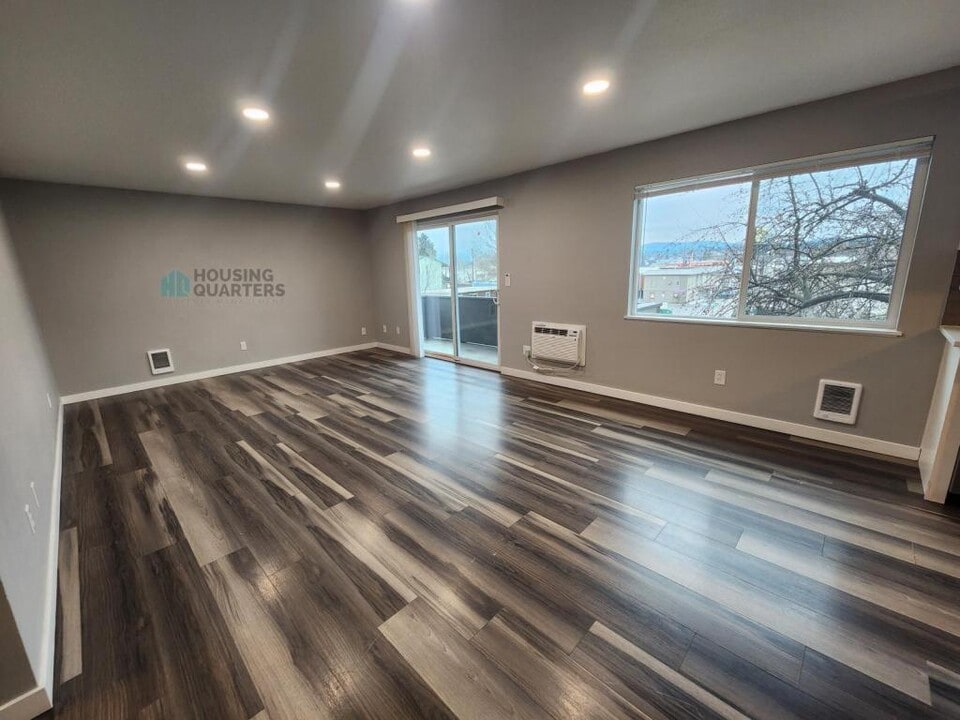 12421 E Riverside Ave in Spokane Valley, WA - Building Photo