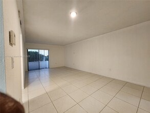 17530 NW 68th Ave in Hialeah, FL - Building Photo - Building Photo