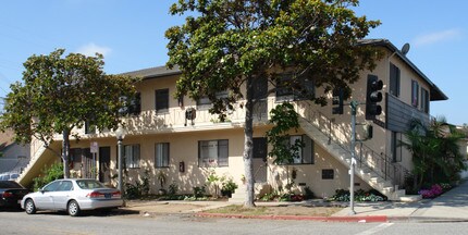 10878 Venice Blvd in Culver City, CA - Building Photo - Building Photo