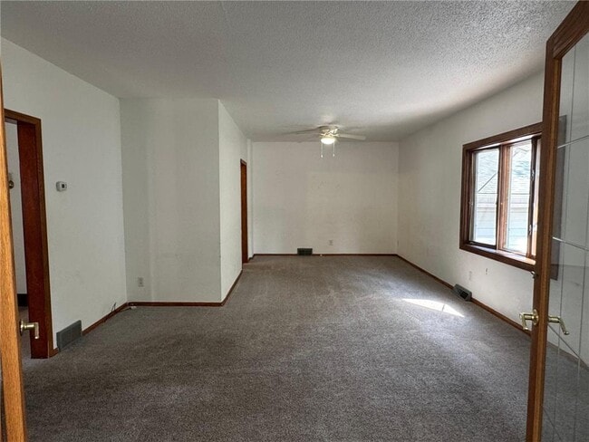 908 11th Ave in Clarkfield, MN - Building Photo - Building Photo