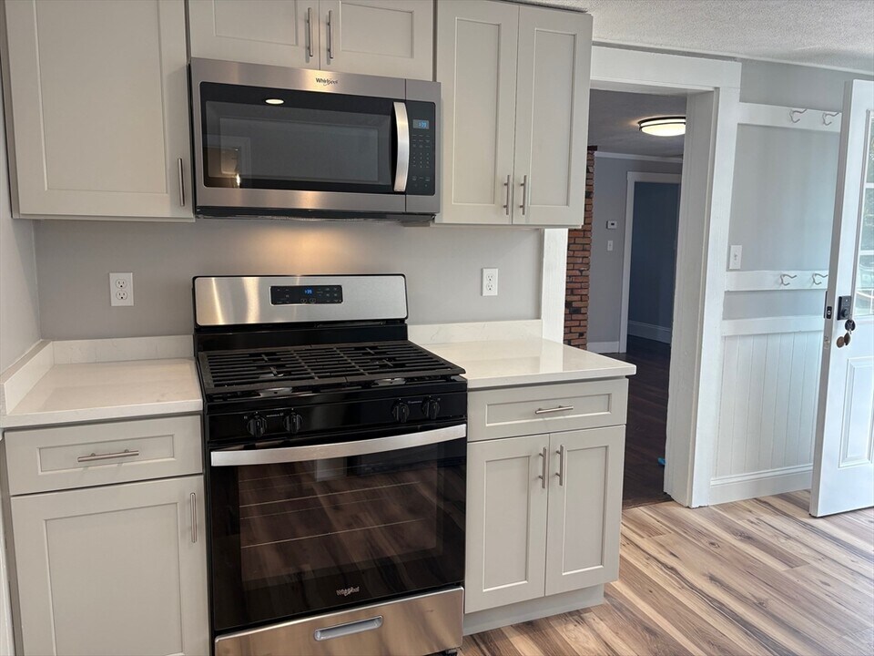 408 Neponset St in Canton, MA - Foto de edificio