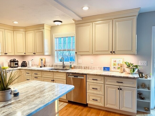 8 Sourwood Cir in Worcester, MA - Building Photo - Building Photo