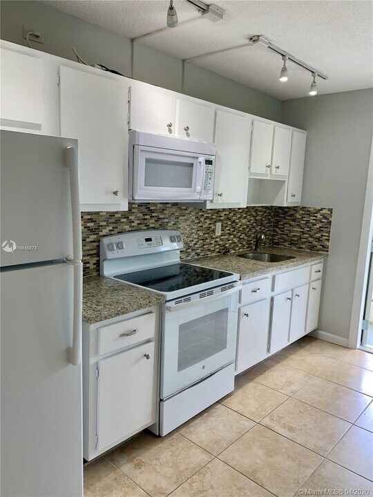 604 NE 29th Dr-Unit -G in Wilton Manors, FL - Building Photo