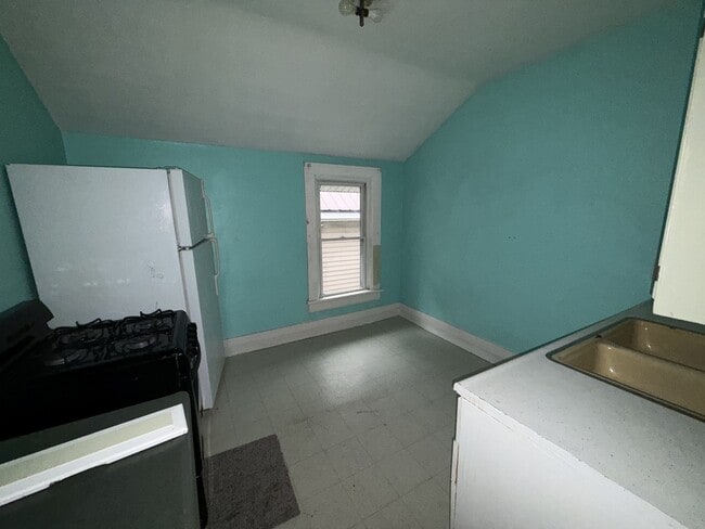 property at 512 W Marion St