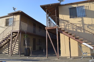 927-943 E 108th St in Los Angeles, CA - Building Photo - Building Photo