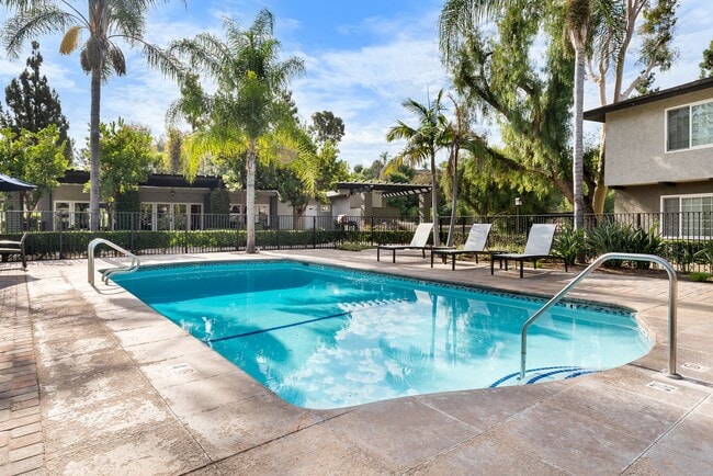 Yorba Linda Pines Apartments in Yorba Linda, CA - Building Photo - Building Photo