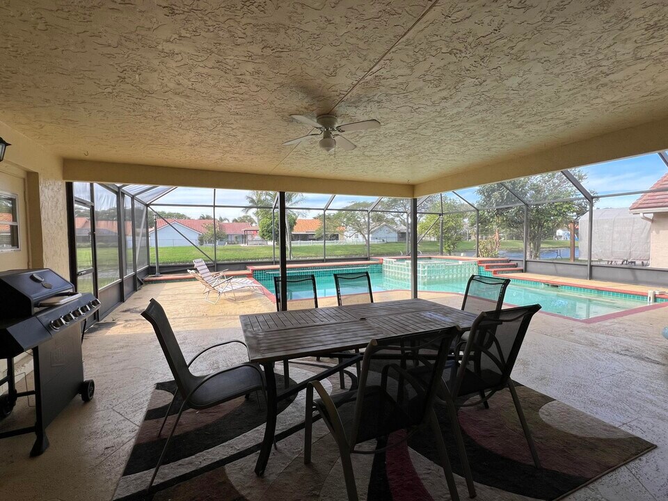 9775 Sun Pointe Dr in Boynton Beach, FL - Building Photo