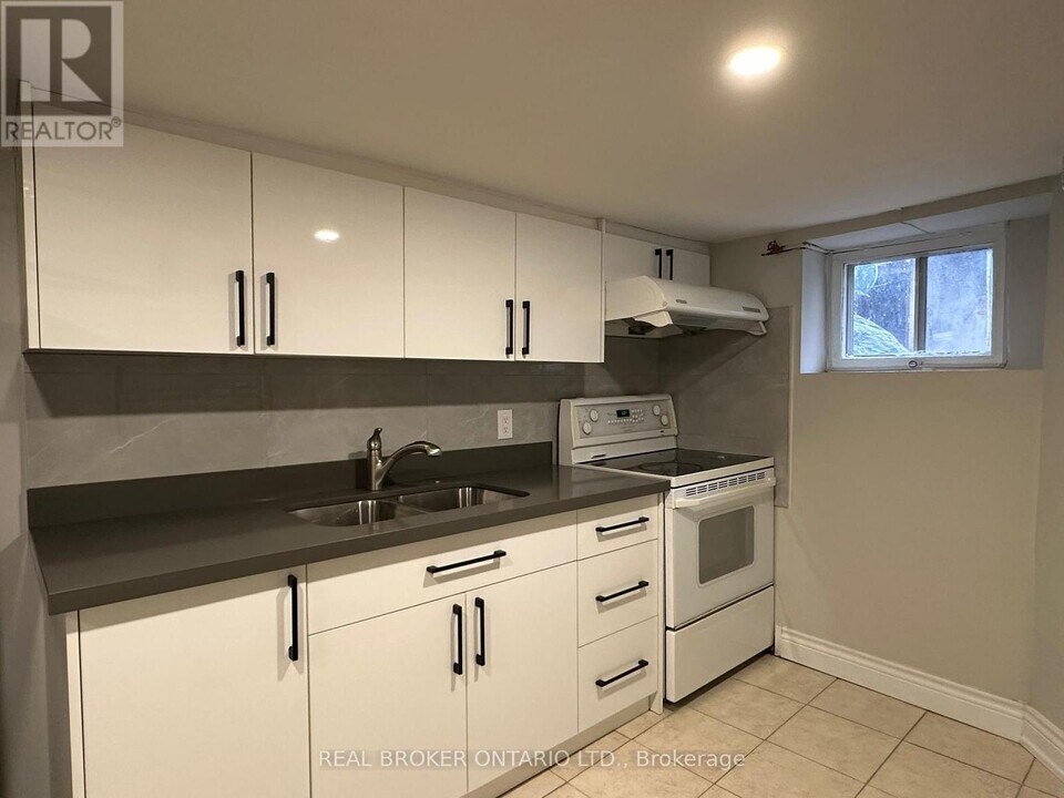 129 Wolseley St in Toronto, ON - Building Photo