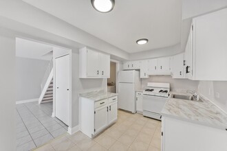 1681 Queensbury Cir in Hoffman Estates, IL - Building Photo - Building Photo