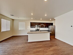 72 Pyramid Lake Ln in Henderson, NV - Building Photo - Building Photo