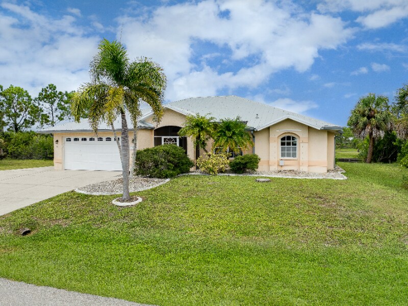 15140 Lyneburg Ave in Venice, FL - Building Photo