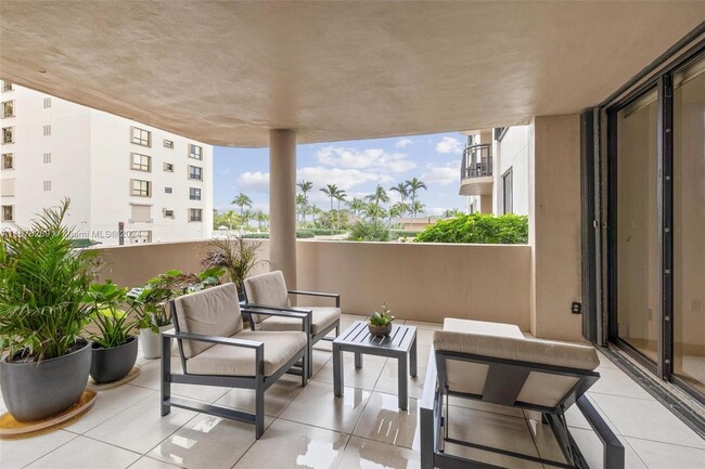 10175 Collins Ave, Unit 103 in Bal Harbour, FL - Building Photo - Building Photo