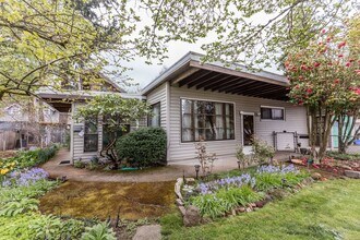 12839 SE 23rd Ave in Milwaukie, OR - Foto de edificio - Building Photo