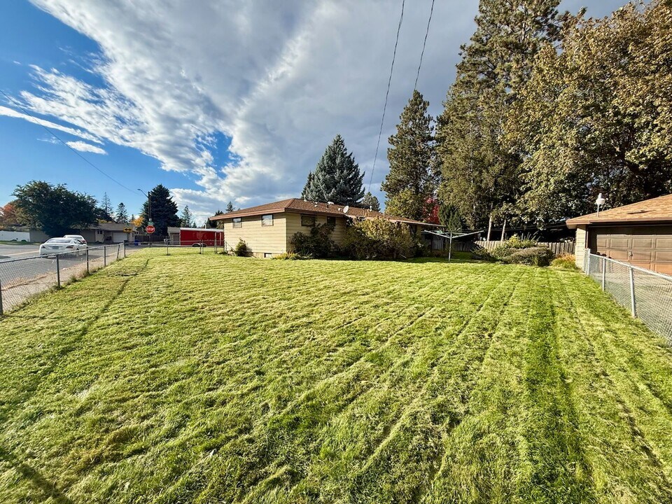 6704 N Wall St in Spokane, WA - Building Photo