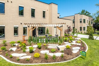 Grand Oakcrest Townhomes in Des Moines, IA - Building Photo - Building Photo