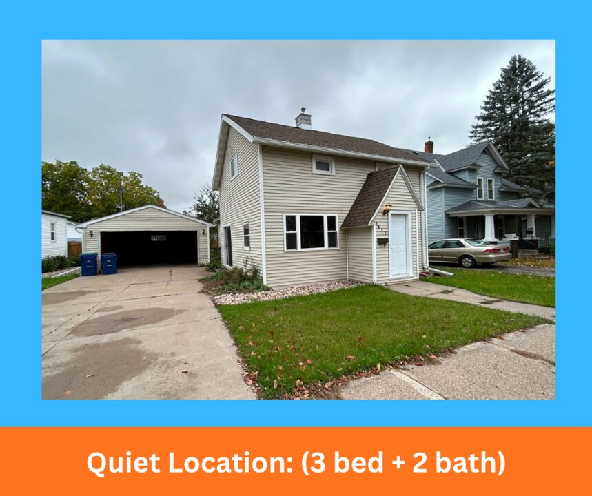 1012 S 4th Ave in Wausau, WI - Foto de edificio