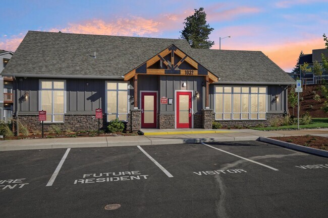 LIBERTY CREST APARTMENTS in Salem, OR - Foto de edificio - Building Photo