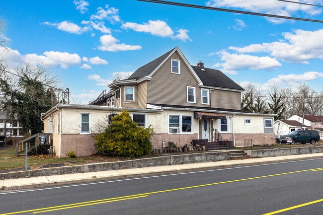 17 Juliustown Rd in Browns Mills, NJ - Foto de edificio - Building Photo