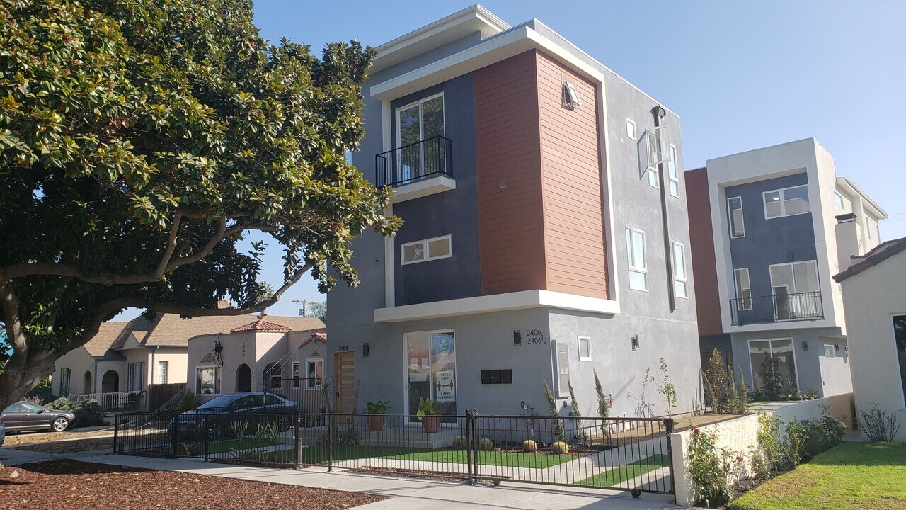 2404 S Dunsmuir Ave in Los Angeles, CA - Building Photo