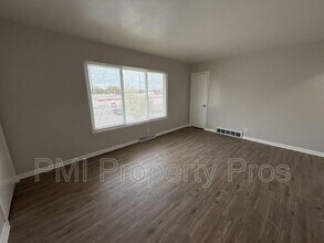 7701 W Hampton Ave in Milwaukee, WI - Foto de edificio - Building Photo