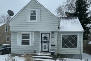 18406 Lewis Dr in Maple Heights, OH - Building Photo