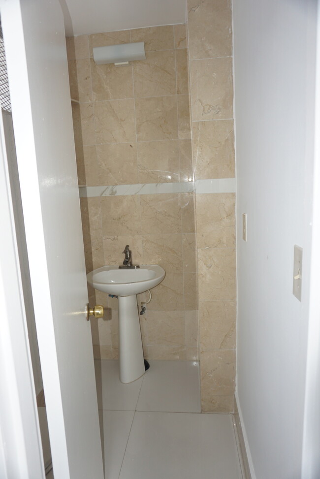 7800 Carlyle Ave, Unit 6D in Miami, FL - Foto de edificio - Building Photo