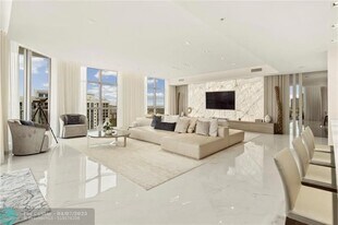 17301 Biscayne Blvd in North Miami Beach, FL - Building Photo