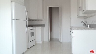 3325 Bagley Ave-Unit -201 in Los Angeles, CA - Building Photo - Building Photo