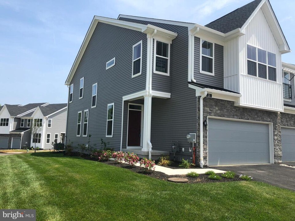 25 Sassafras Ln in Chester Springs, PA - Building Photo