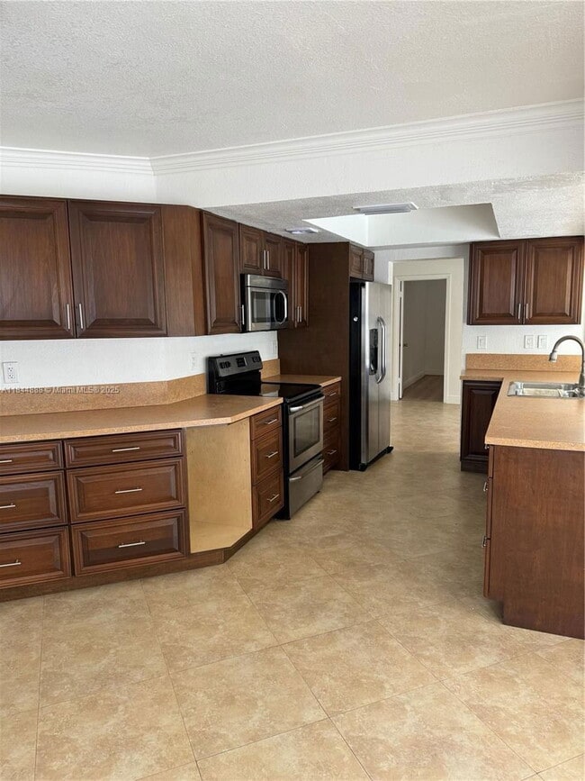 4440 NW 43rd St in Lauderdale Lakes, FL - Building Photo - Building Photo