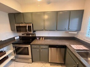 1614 Stickney Point Rd in Sarasota, FL - Building Photo - Building Photo
