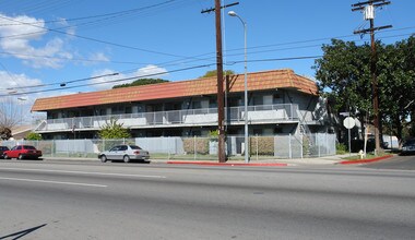 14237 Vanowen St in Van Nuys, CA - Building Photo - Building Photo