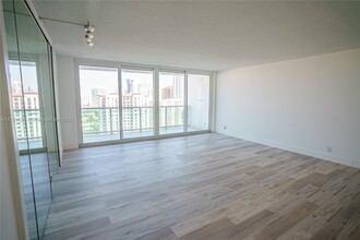 100 Bayview Dr, Unit 1929 in Sunny Isles Beach, FL - Foto de edificio - Building Photo