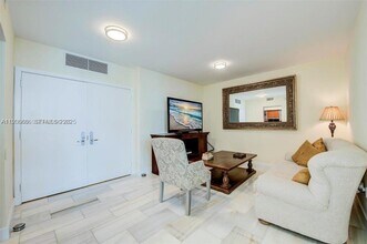 1331 Brickell Bay Dr in Miami, FL - Building Photo - Building Photo