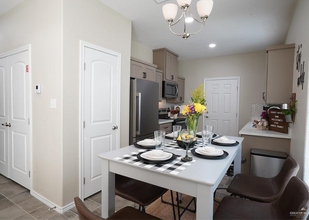 7111 N 59th Ln, Unit 4 in Alton, TX - Building Photo - Building Photo