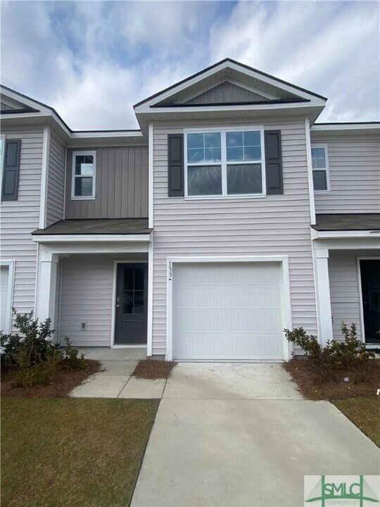 199 Coneflower Rd in Bloomingdale, GA - Building Photo
