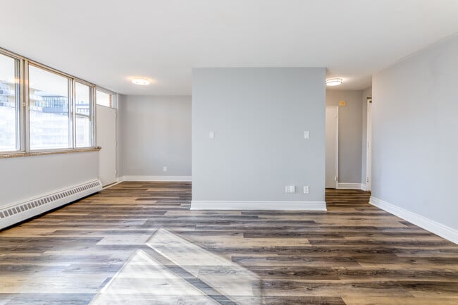 200 Roehampton Ave in Toronto, ON - Building Photo - Interior Photo