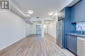 876-876 Bloor St W in Toronto, ON - Building Photo - Building Photo