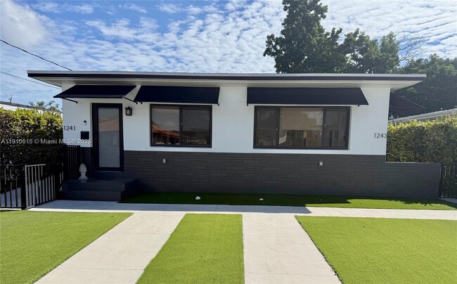 1243 SW 30th Pl in Miami, FL - Building Photo - Building Photo