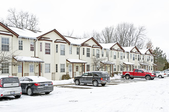 Forest View Townhomes and Apartments in Waterford, MI - Building Photo - Building Photo