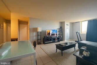 5500 Holmes Run Pkwy, Unit 918 in Alexandria, VA - Building Photo - Building Photo