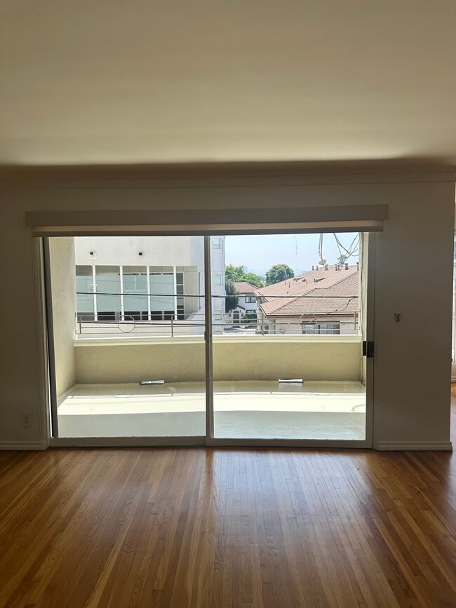8218 De Longpre Ave in West Hollywood, CA - Building Photo - Building Photo