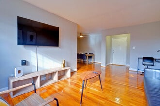 1420 W Abingdon Dr in Alexandria, VA - Building Photo - Building Photo