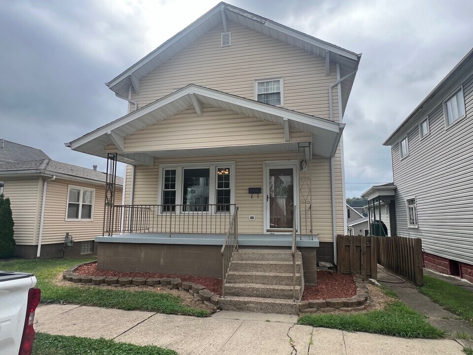 3840 Olive St in Shadyside, OH - Building Photo